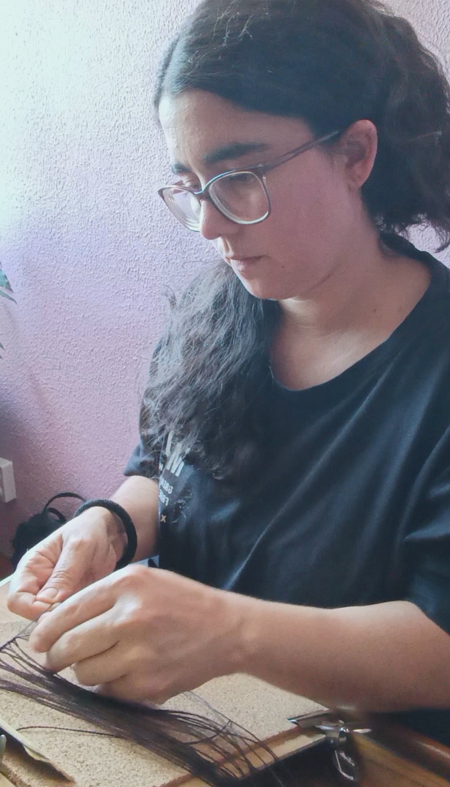 Cláudia a criar uma joia em micro macramé