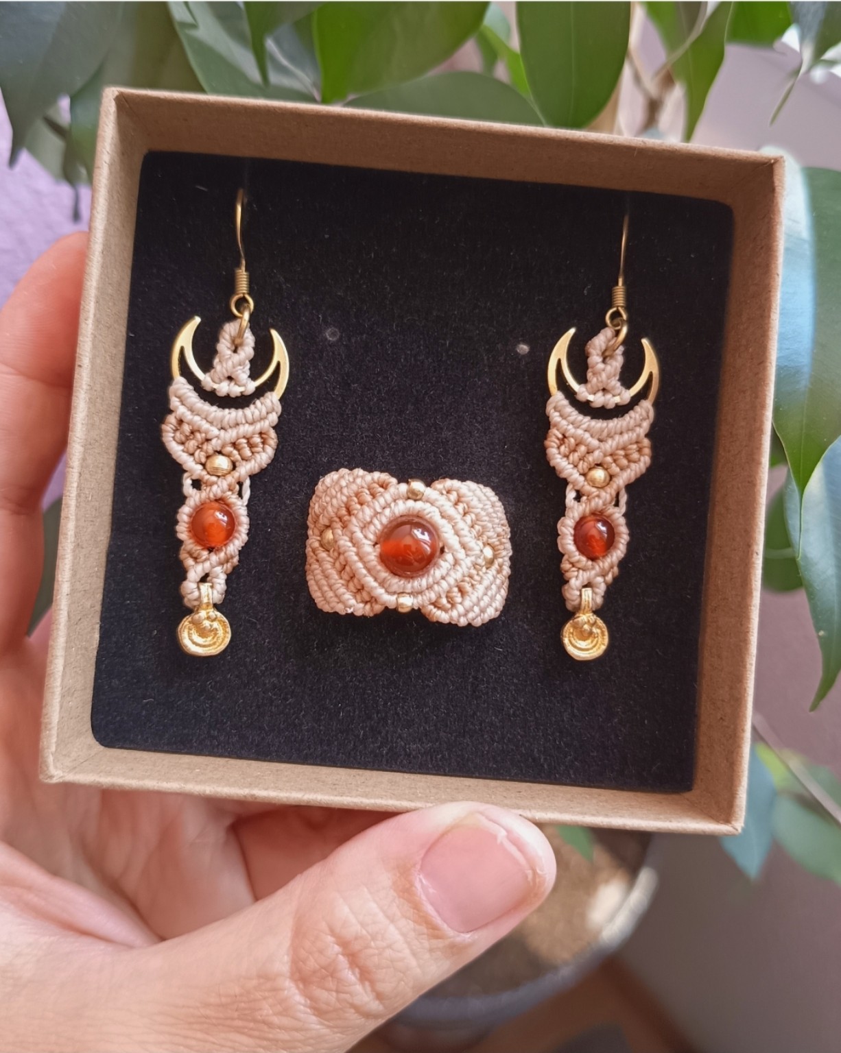 Brincos e anel em micro macramé com Cornalina