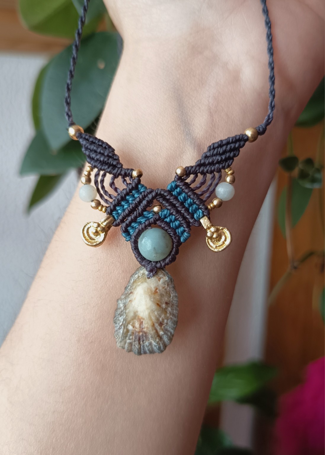Colar em micro macramé com concha e cristais
