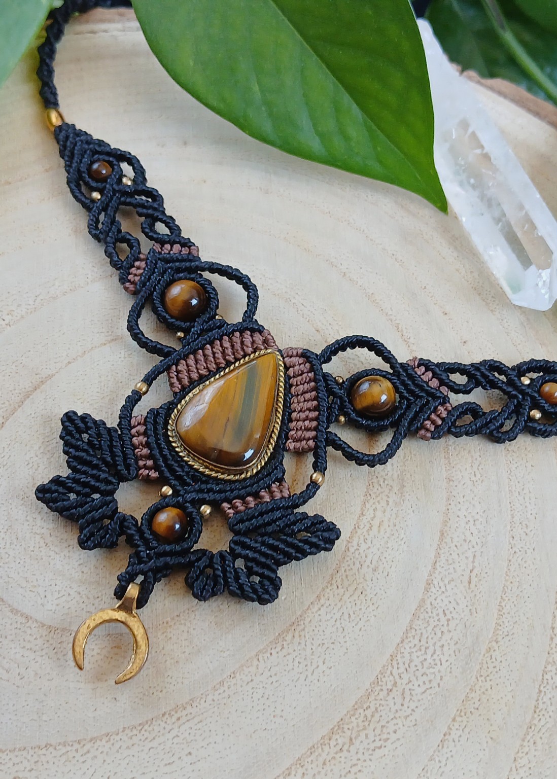 Colar em micro macramé com Olho de Tigre