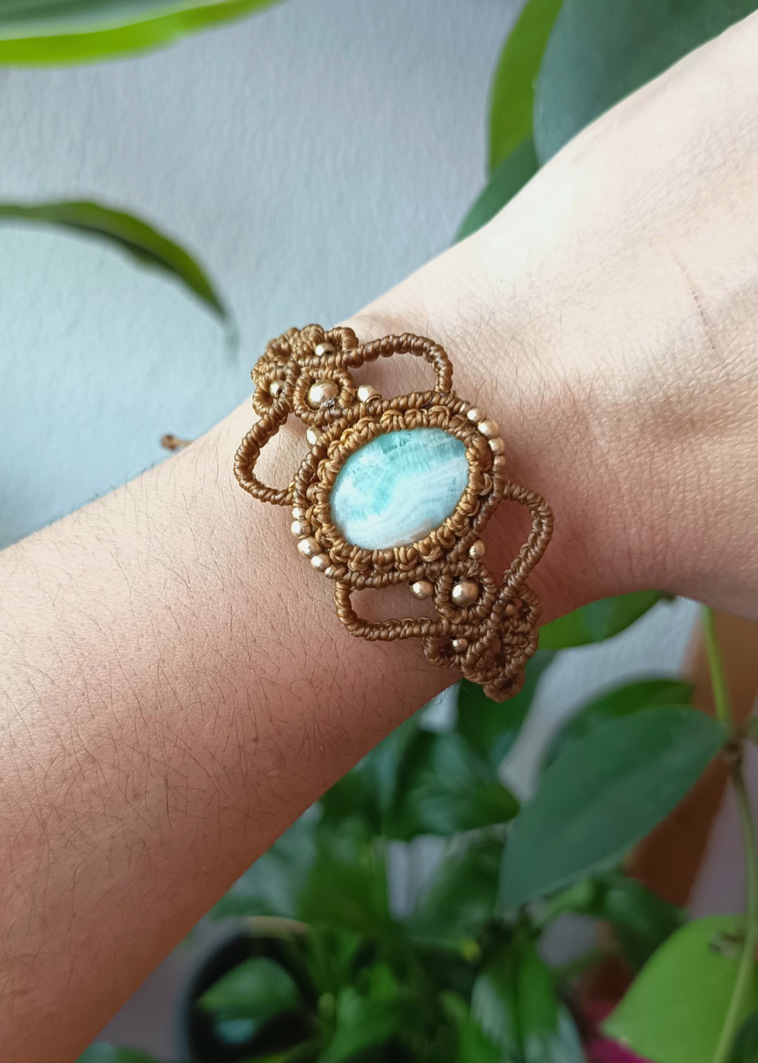 Pulseira em micro macramé com cristal azul